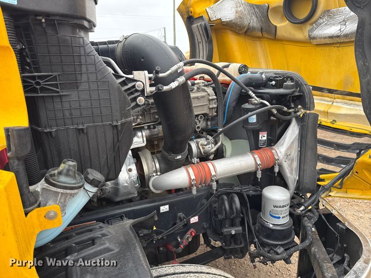 image for item ES5945 2022 Freightliner Cascadia 126 semi truck