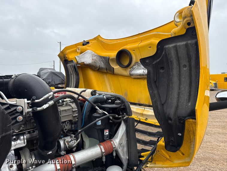 image for item ES5945 2022 Freightliner Cascadia 126 semi truck