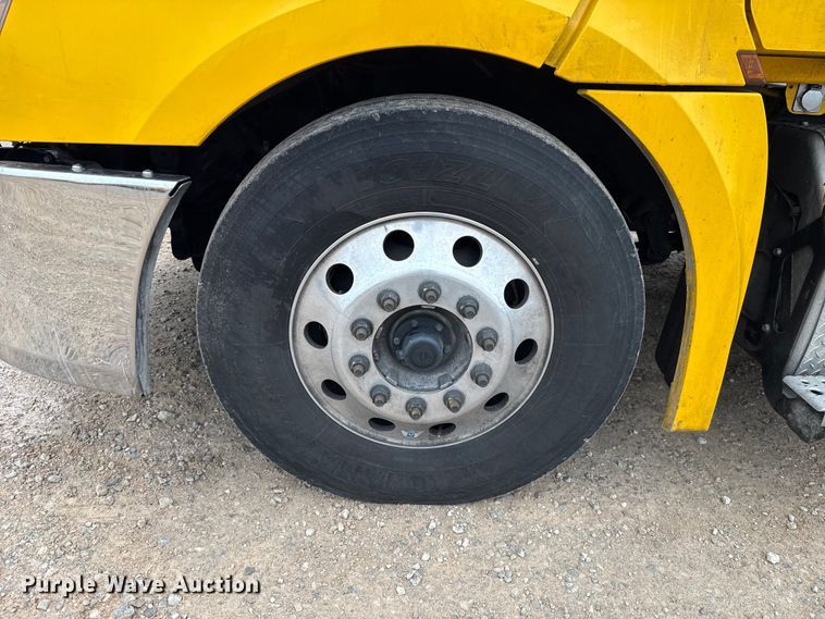 image for item ES5945 2022 Freightliner Cascadia 126 semi truck