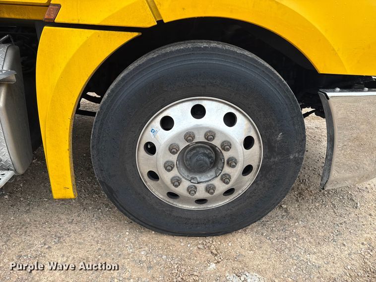 image for item ES5945 2022 Freightliner Cascadia 126 semi truck