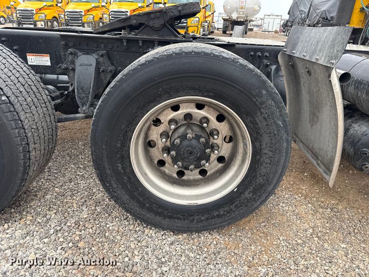 image for item ES5945 2022 Freightliner Cascadia 126 semi truck