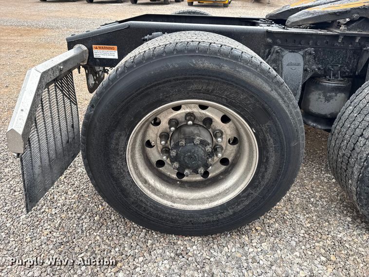 image for item ES5945 2022 Freightliner Cascadia 126 semi truck