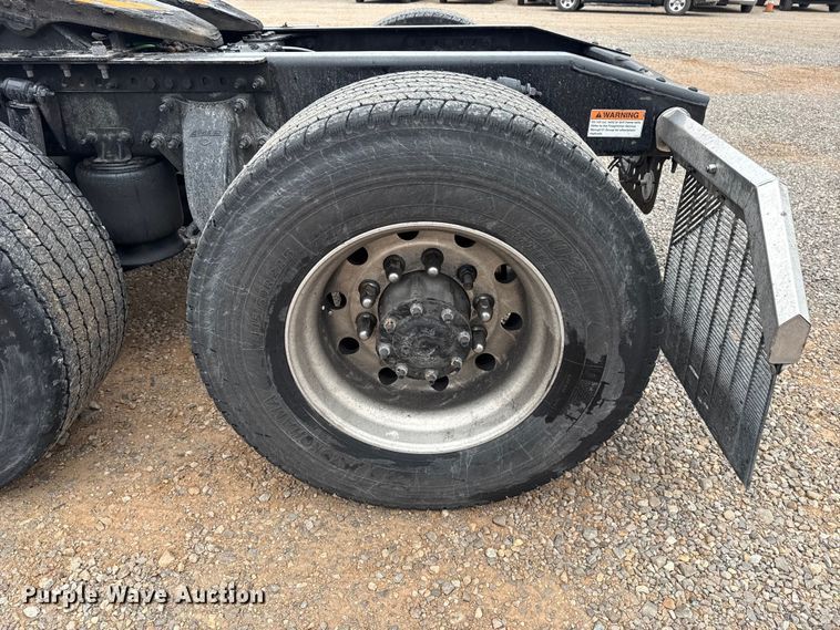 image for item ES5945 2022 Freightliner Cascadia 126 semi truck