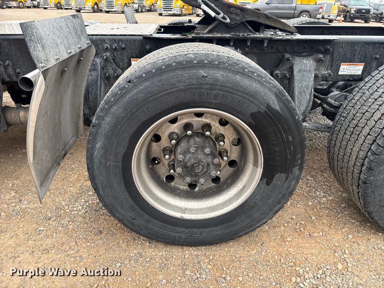 image for item ES5945 2022 Freightliner Cascadia 126 semi truck