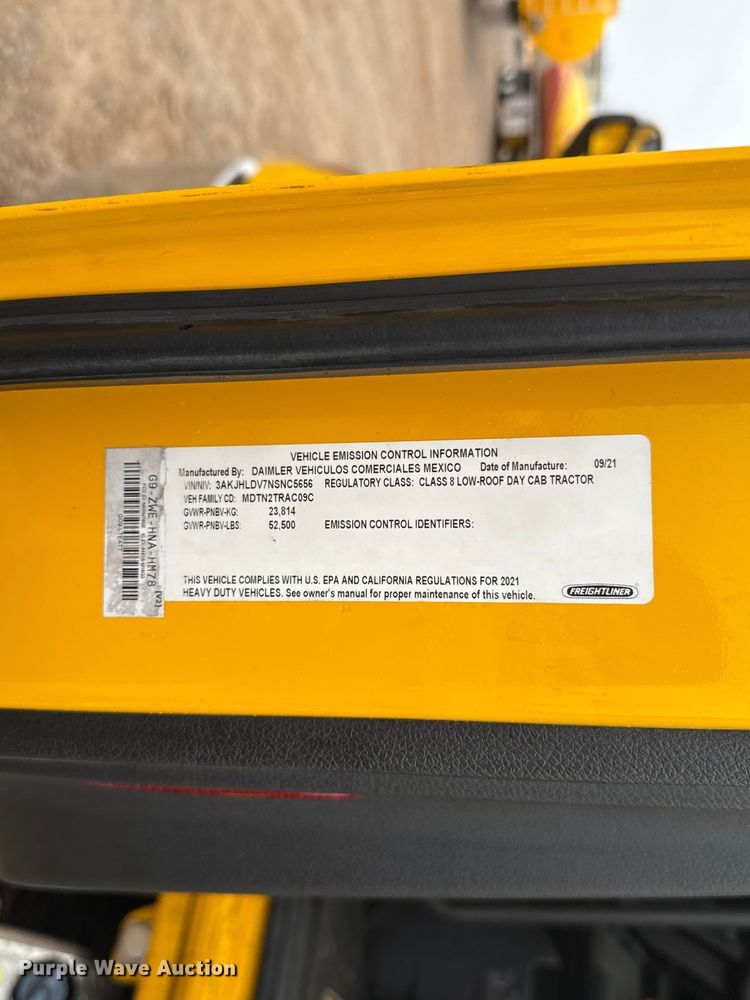 image for item ES5945 2022 Freightliner Cascadia 126 semi truck