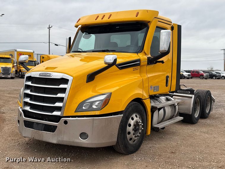 image for item ES5946 2022 Freightliner Cascadia 126 semi truck