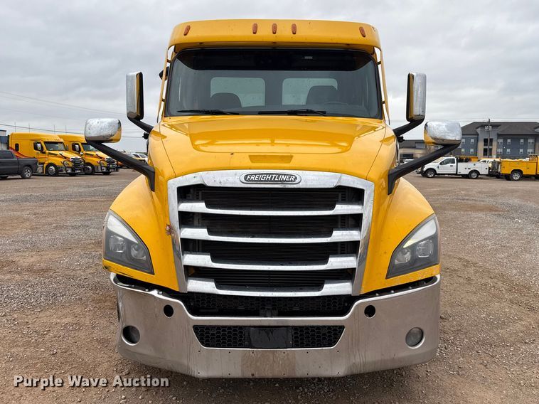 image for item ES5946 2022 Freightliner Cascadia 126 semi truck