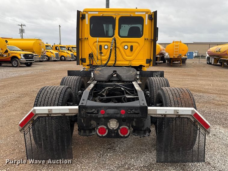 image for item ES5946 2022 Freightliner Cascadia 126 semi truck