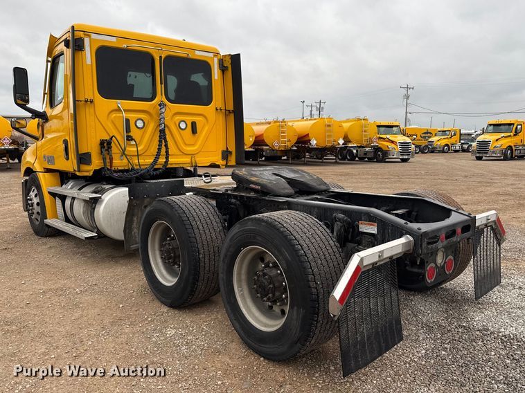 image for item ES5946 2022 Freightliner Cascadia 126 semi truck