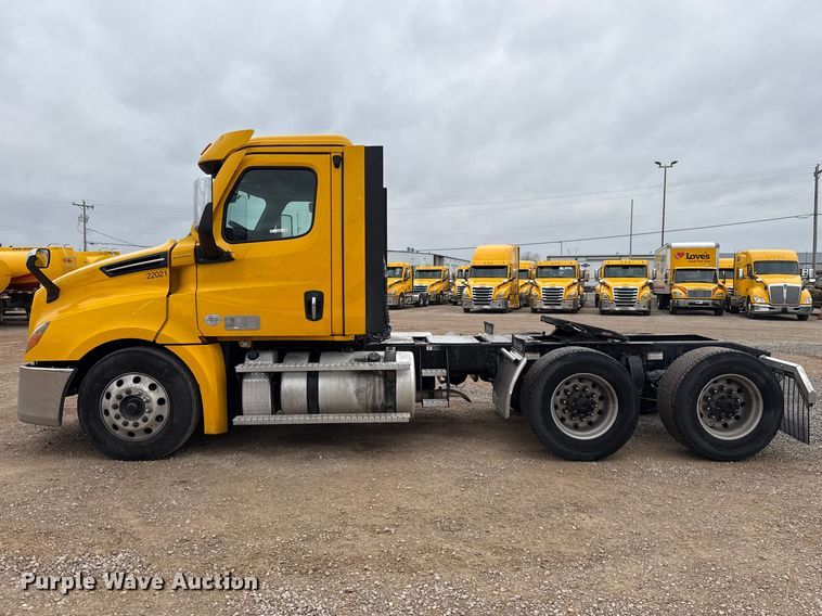 image for item ES5946 2022 Freightliner Cascadia 126 semi truck