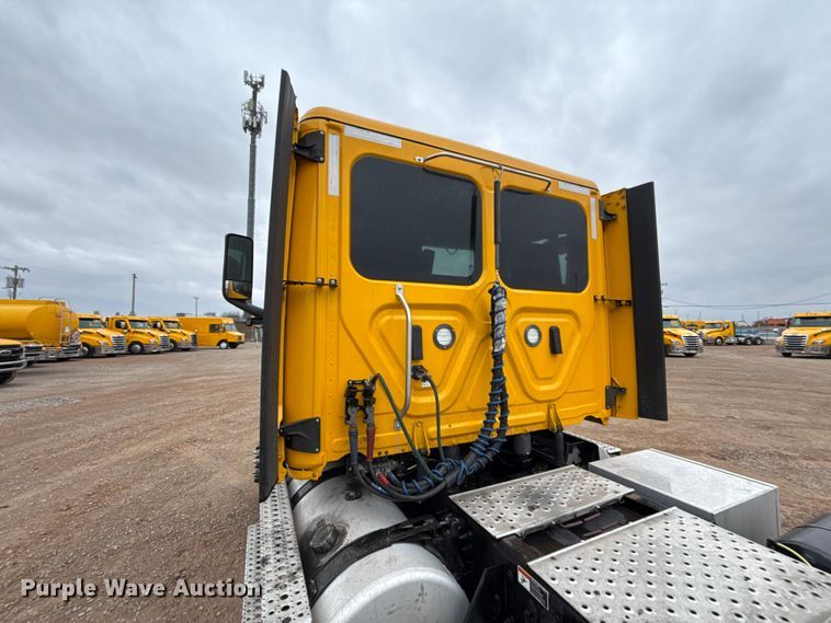 image for item ES5946 2022 Freightliner Cascadia 126 semi truck