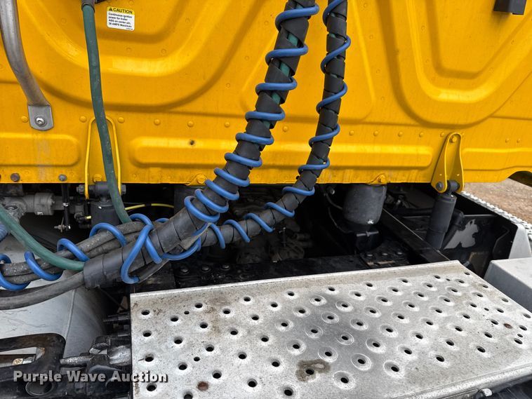 image for item ES5946 2022 Freightliner Cascadia 126 semi truck