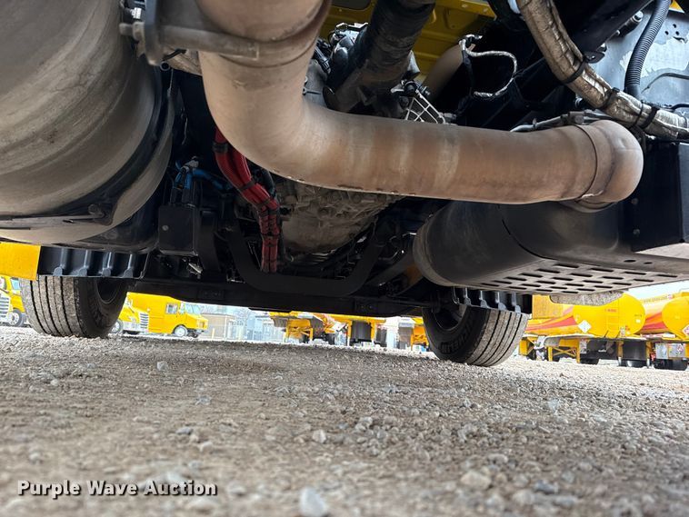 image for item ES5946 2022 Freightliner Cascadia 126 semi truck