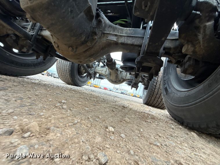 image for item ES5946 2022 Freightliner Cascadia 126 semi truck