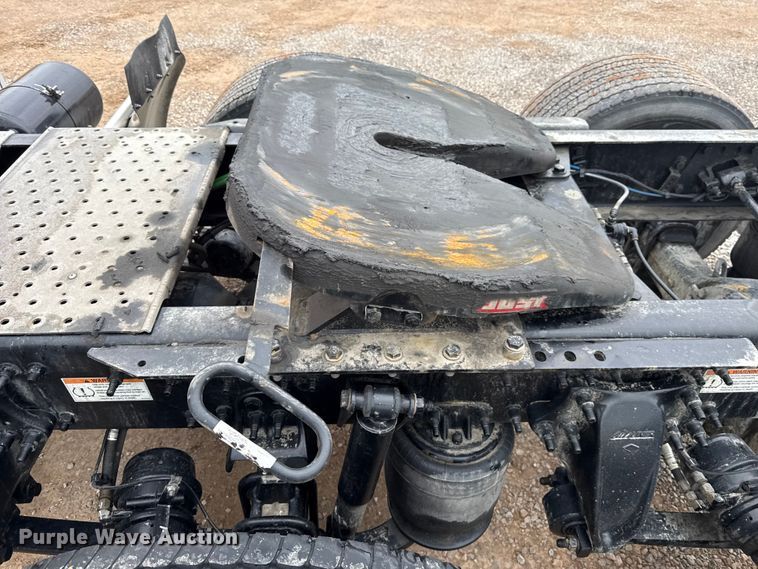 image for item ES5946 2022 Freightliner Cascadia 126 semi truck