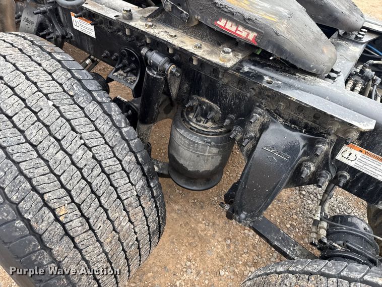 image for item ES5946 2022 Freightliner Cascadia 126 semi truck