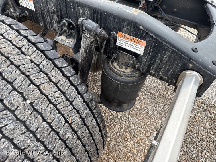 image for item ES5946 2022 Freightliner Cascadia 126 semi truck