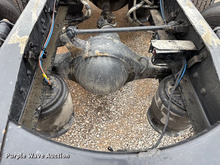 image for item ES5946 2022 Freightliner Cascadia 126 semi truck