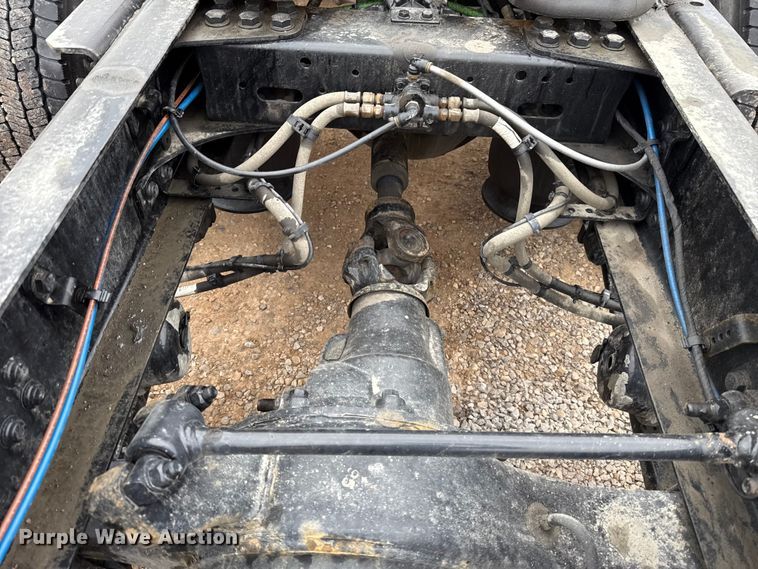 image for item ES5946 2022 Freightliner Cascadia 126 semi truck