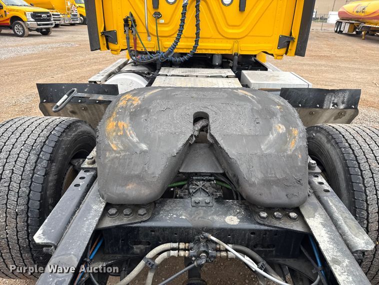 image for item ES5946 2022 Freightliner Cascadia 126 semi truck