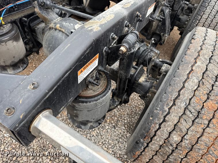 image for item ES5946 2022 Freightliner Cascadia 126 semi truck