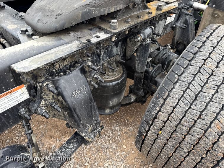 image for item ES5946 2022 Freightliner Cascadia 126 semi truck