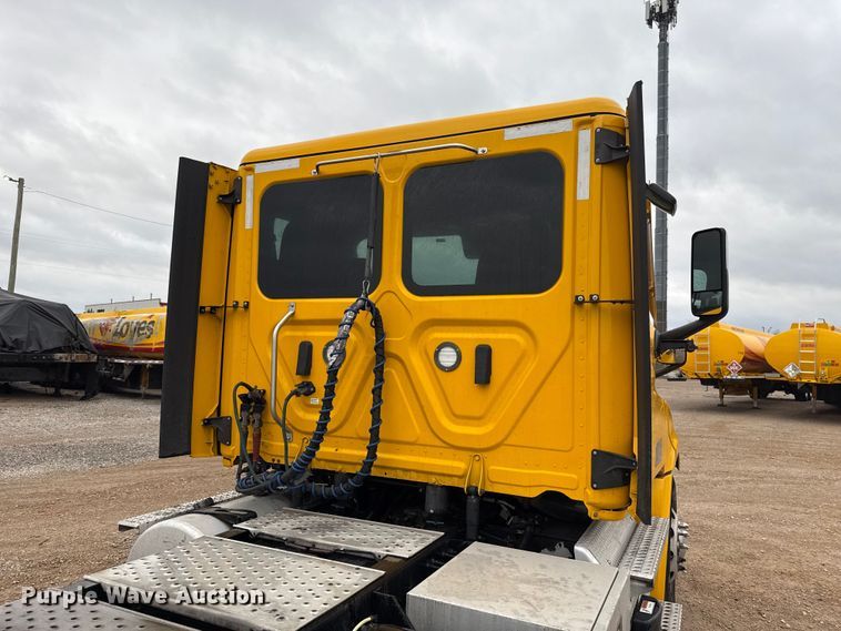 image for item ES5946 2022 Freightliner Cascadia 126 semi truck