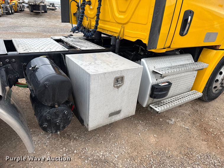 image for item ES5946 2022 Freightliner Cascadia 126 semi truck