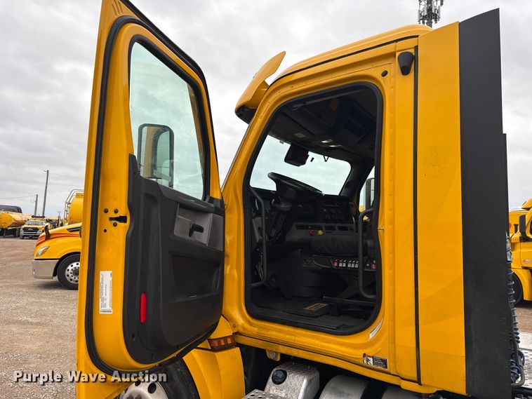 image for item ES5946 2022 Freightliner Cascadia 126 semi truck