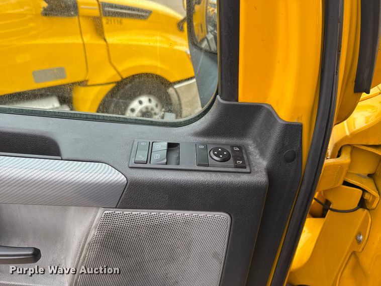 image for item ES5946 2022 Freightliner Cascadia 126 semi truck