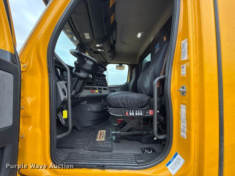 image for item ES5946 2022 Freightliner Cascadia 126 semi truck