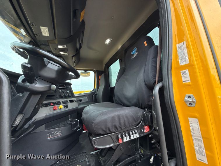 image for item ES5946 2022 Freightliner Cascadia 126 semi truck