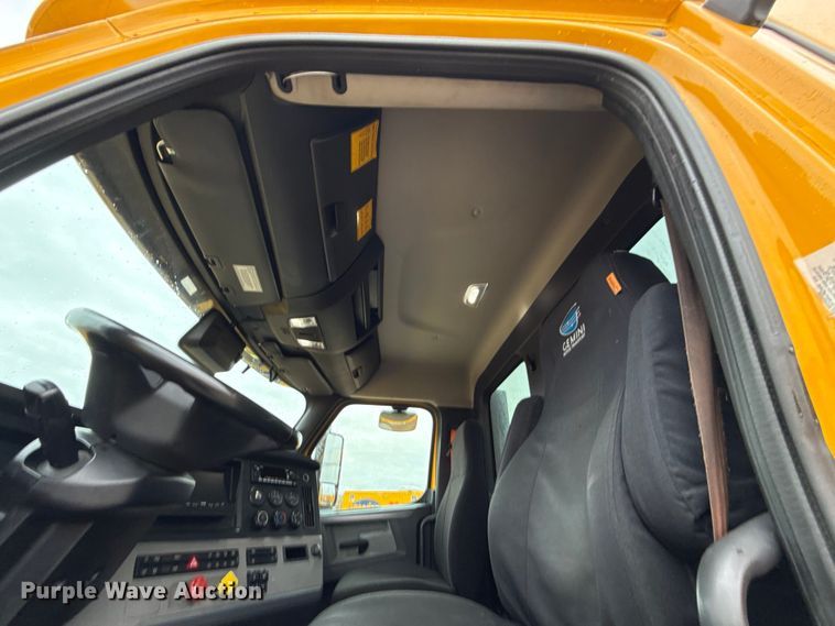 image for item ES5946 2022 Freightliner Cascadia 126 semi truck