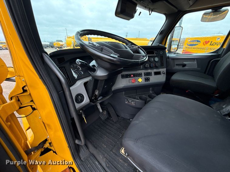 image for item ES5946 2022 Freightliner Cascadia 126 semi truck