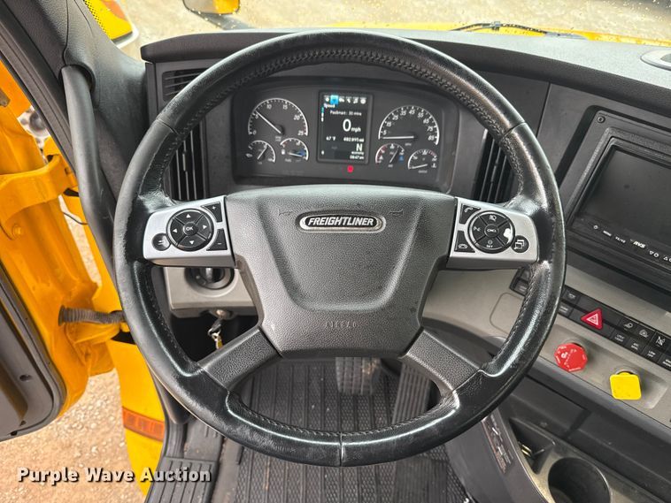 image for item ES5946 2022 Freightliner Cascadia 126 semi truck