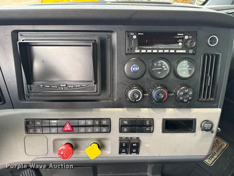 image for item ES5946 2022 Freightliner Cascadia 126 semi truck