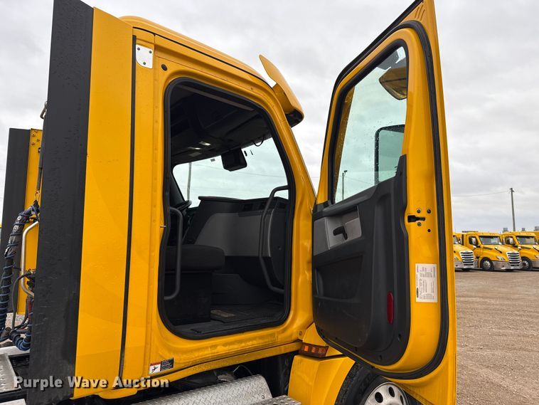 image for item ES5946 2022 Freightliner Cascadia 126 semi truck