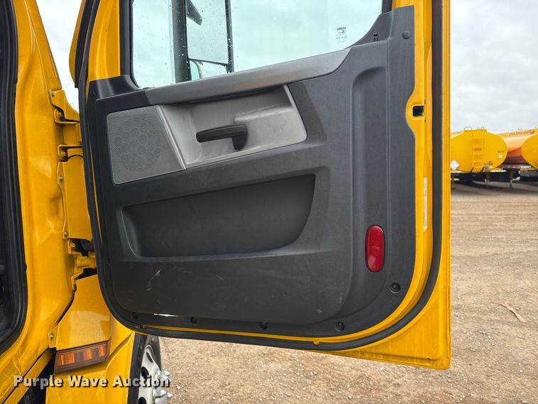 image for item ES5946 2022 Freightliner Cascadia 126 semi truck