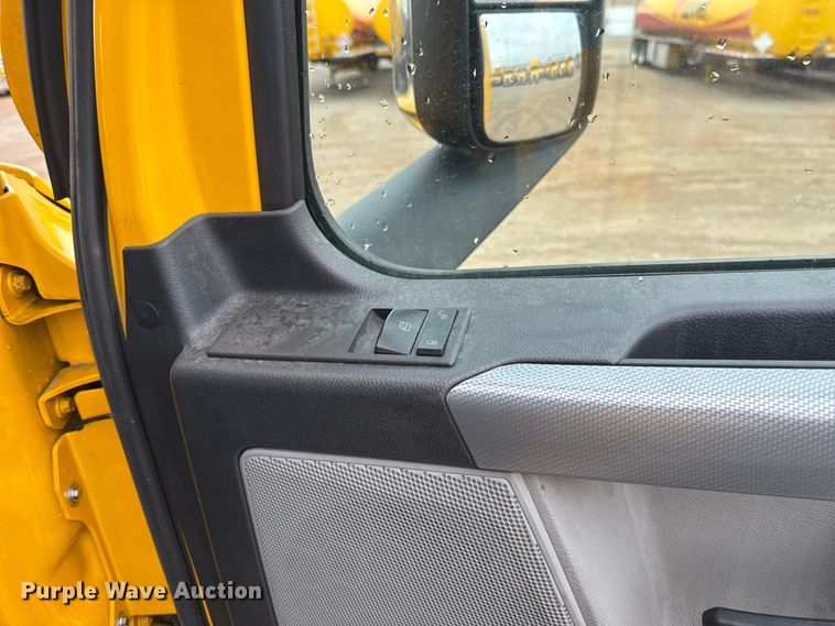 image for item ES5946 2022 Freightliner Cascadia 126 semi truck