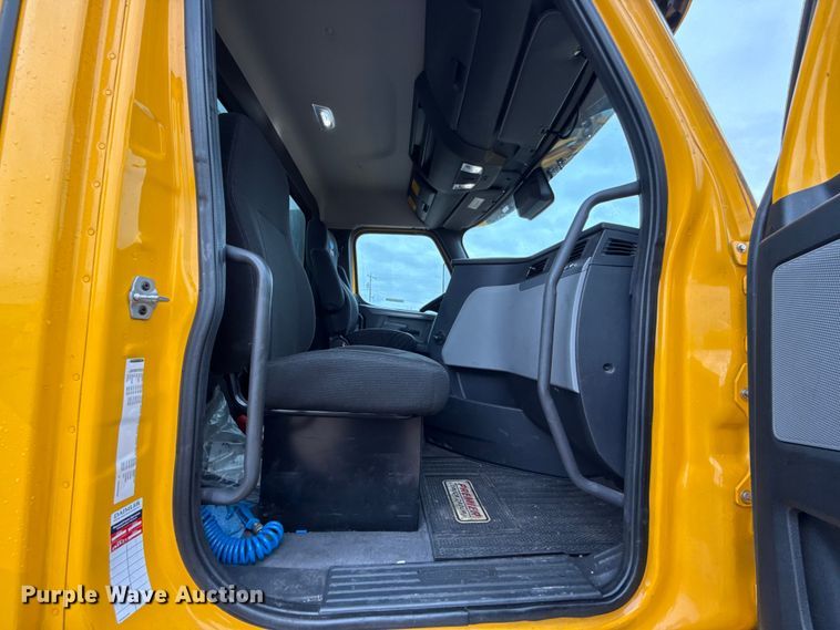 image for item ES5946 2022 Freightliner Cascadia 126 semi truck