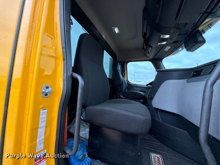 image for item ES5946 2022 Freightliner Cascadia 126 semi truck