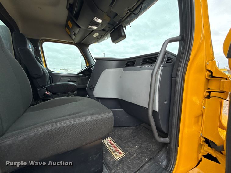 image for item ES5946 2022 Freightliner Cascadia 126 semi truck