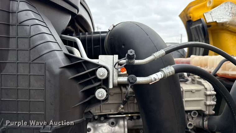 image for item ES5946 2022 Freightliner Cascadia 126 semi truck