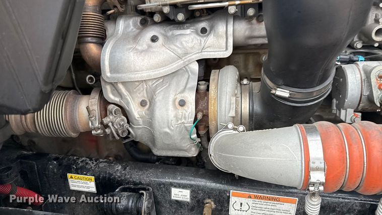 image for item ES5946 2022 Freightliner Cascadia 126 semi truck