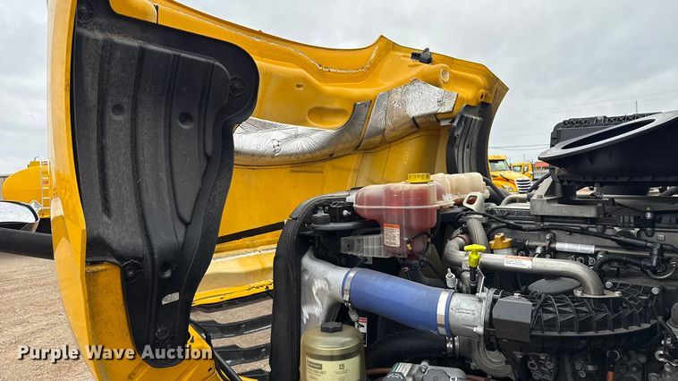 image for item ES5946 2022 Freightliner Cascadia 126 semi truck