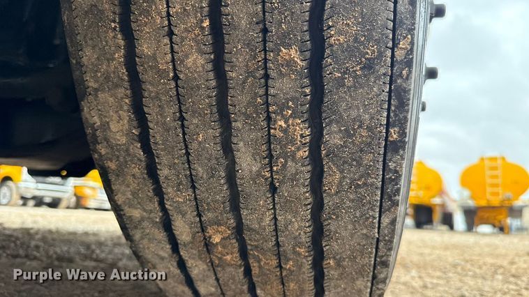 image for item ES5946 2022 Freightliner Cascadia 126 semi truck