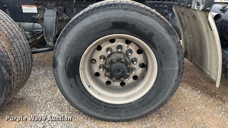 image for item ES5946 2022 Freightliner Cascadia 126 semi truck