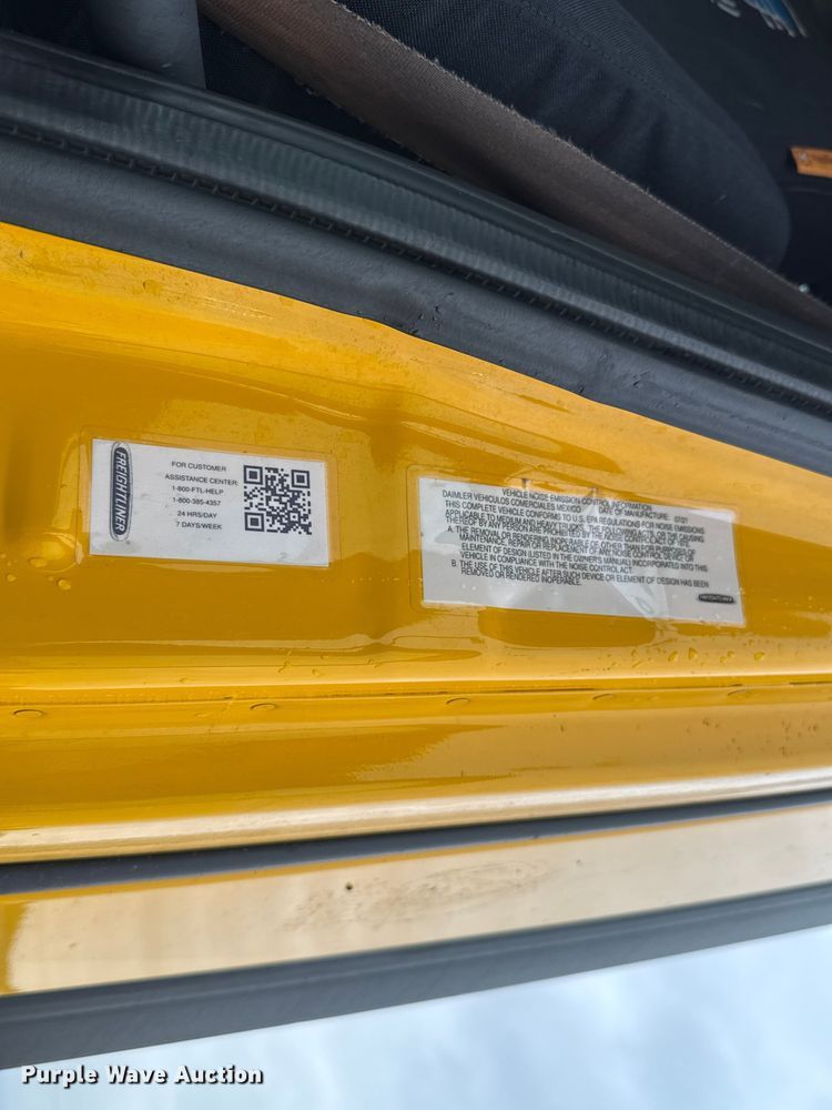 image for item ES5946 2022 Freightliner Cascadia 126 semi truck