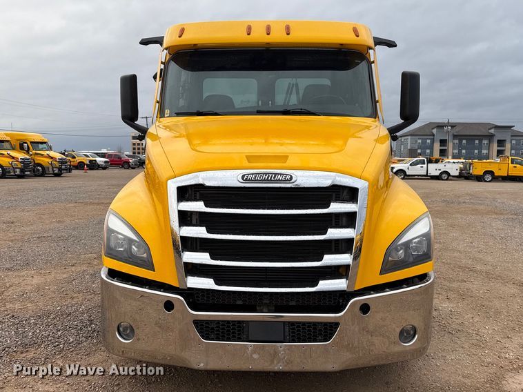 image for item ES5947 2022 Freightliner Cascadia 126 semi truck