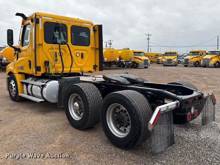 image for item ES5947 2022 Freightliner Cascadia 126 semi truck